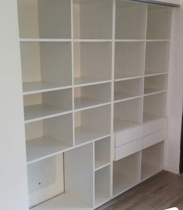 Interior de mueble de guardado blanco a medida con estantes y cajones, fabricado en nuestro taller de General Roca