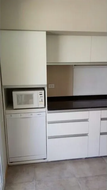 Columna de cocina a medida en melamina blanca con nicho para el microondas, fabricada en nuestro taller de General Roca