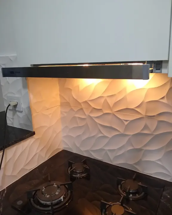 Cocina blanca con perfil gola y luz bajo alacena · Muebles en Roca, General Roca