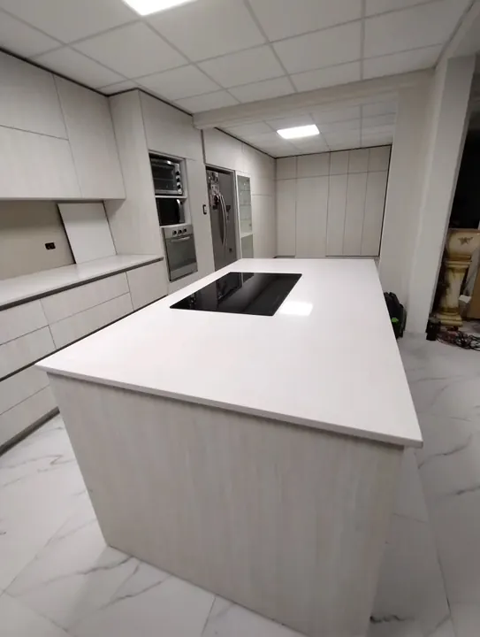 Isla de cocina a medida en melamina Venezia con anafe y mesada blanca, fabricada en nuestro taller de General Roca