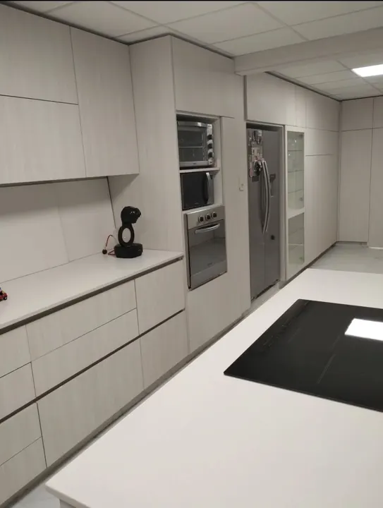 Cocina integral de melamina con isla a medida en General Roca