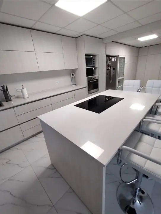 Cocina integral Venezia con isla y banquetas · Muebles en Roca, General Roca