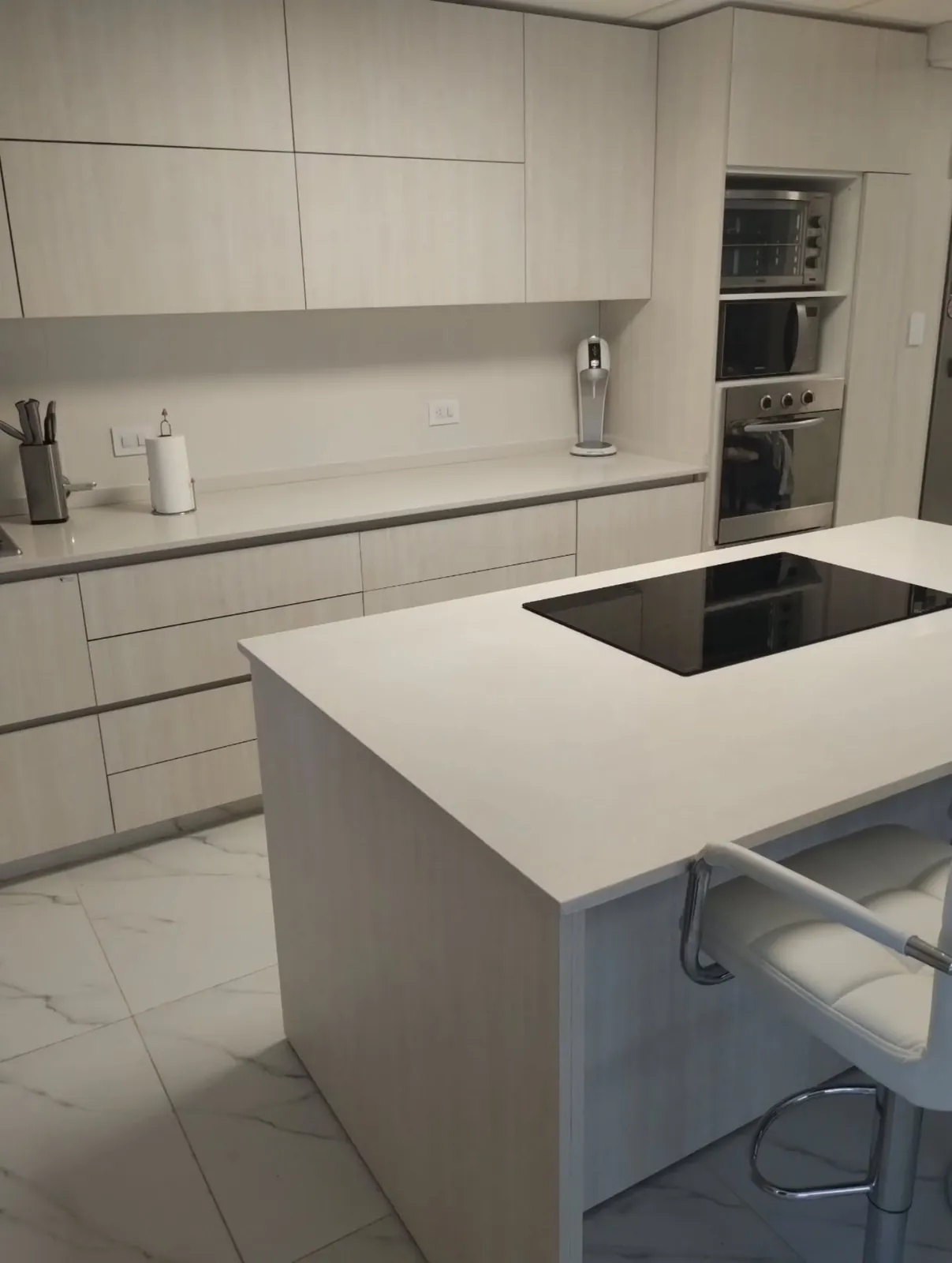Bajo mesada y alacenas con push open, sin tiradores, en una cocina a medida de melamina Venezia fabricada en nuestro taller de General Roca