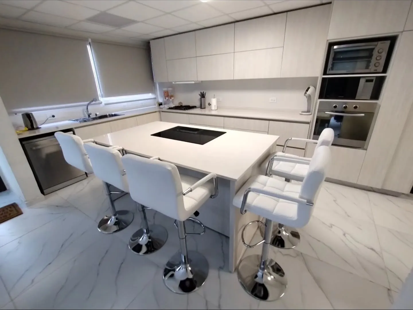 Cocina integral de melamina Venezia con isla y sistema push open, fabricada en General Roca