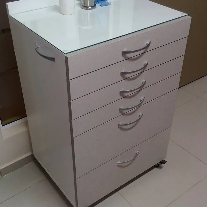 Cajonera con ruedas y tapa de vidrio en melamina Seda Giorno para consultorio odontológico, fabricada a medida en nuestro taller de General Roca