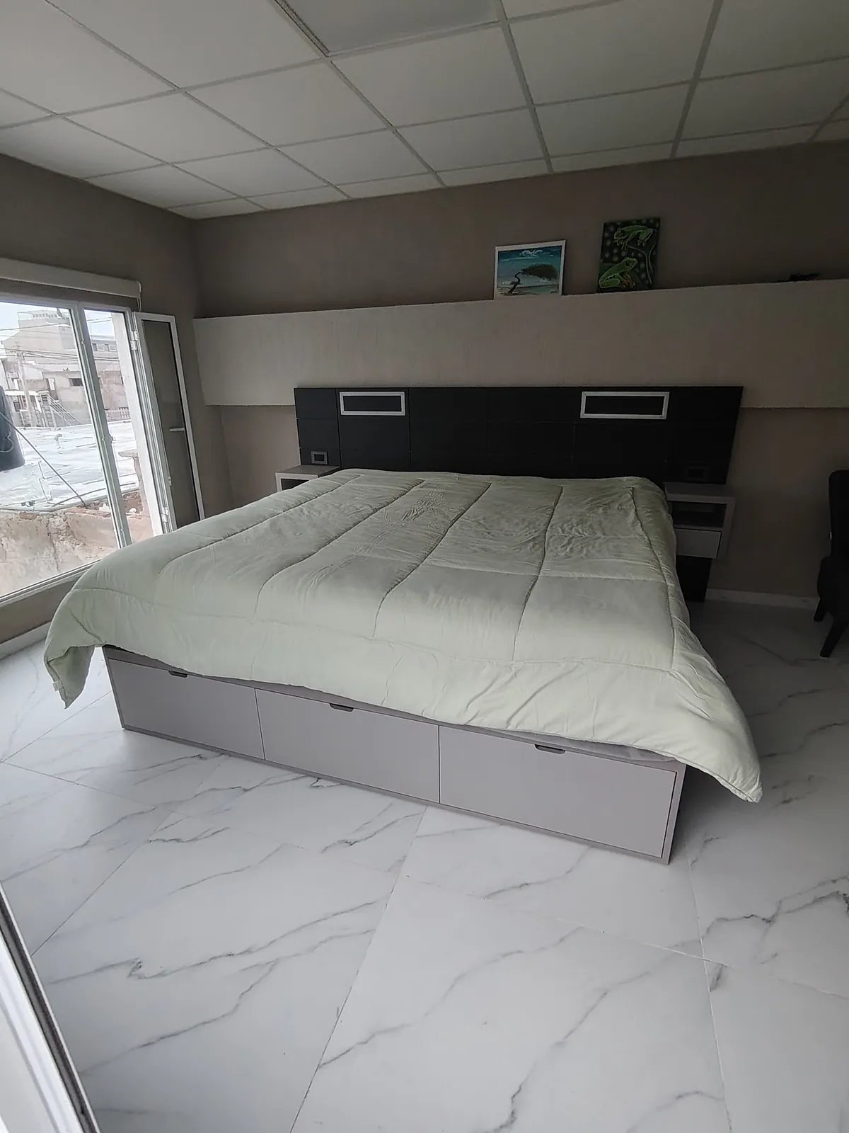 Dormitorio completo a medida con respaldo iluminado, mesas de luz flotantes y cama con cajones, fabricado en nuestro taller de General Roca