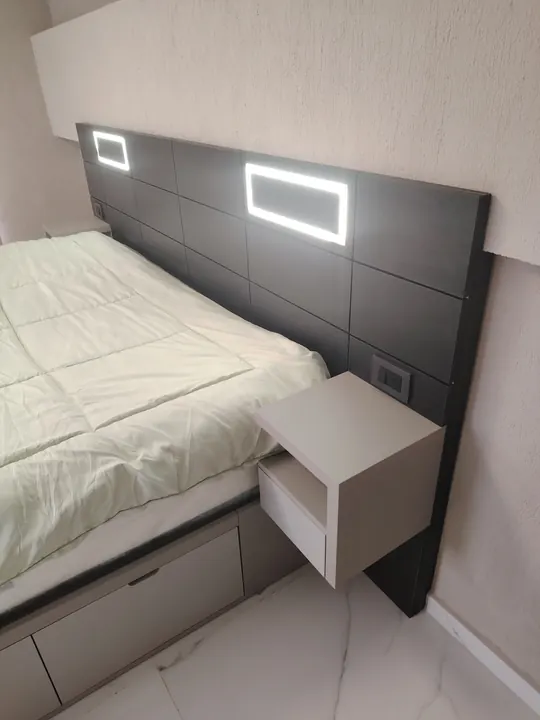 Respaldo de cama con luz LED y mesa de luz a medida