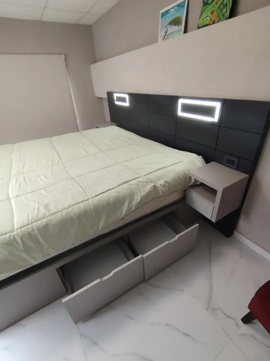 Respaldo de cama con luz LED y cama con cajones a medida