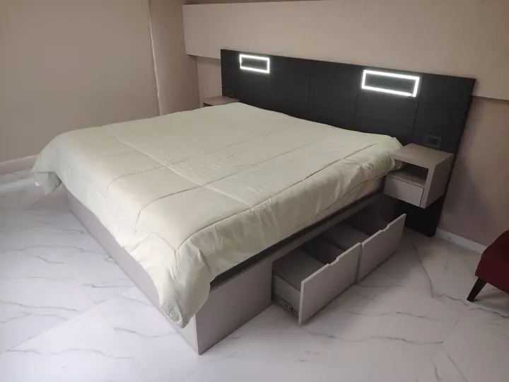 Respaldo de cama con luz LED, mesas de luz flotantes y cama con cajones a medida, fabricados en nuestro taller de General Roca