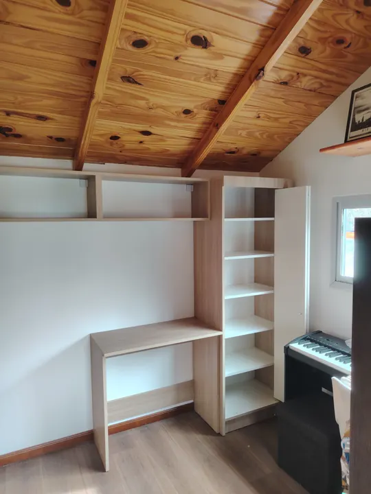 Escritorio y biblioteca a medida en melamina para home office