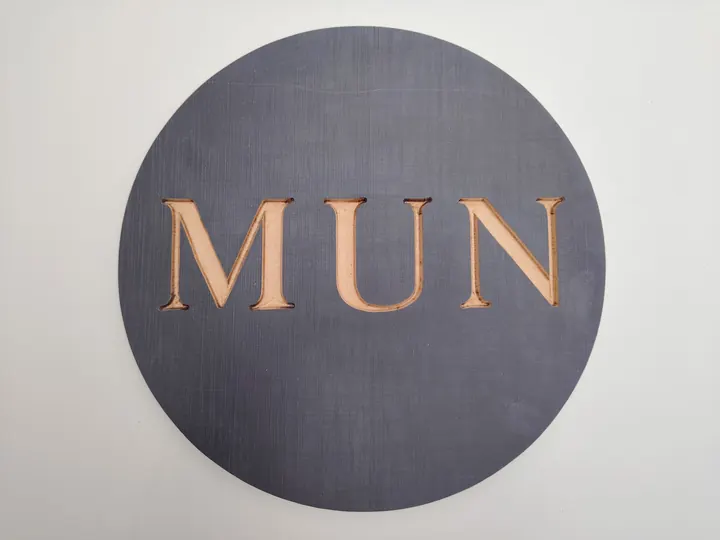 Logo cortado y grabado con CNC · Muebles en Roca, General Roca