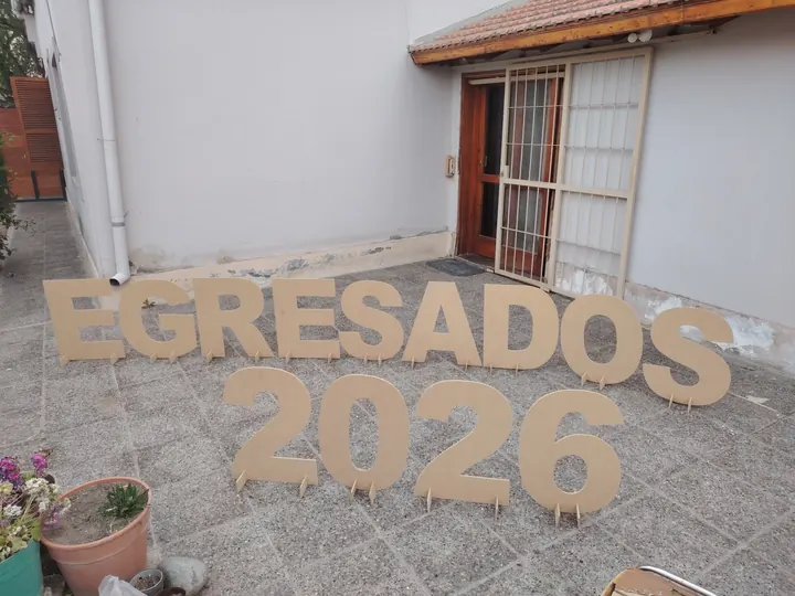 Letras corpóreas Egresados 2026 cortadas con CNC