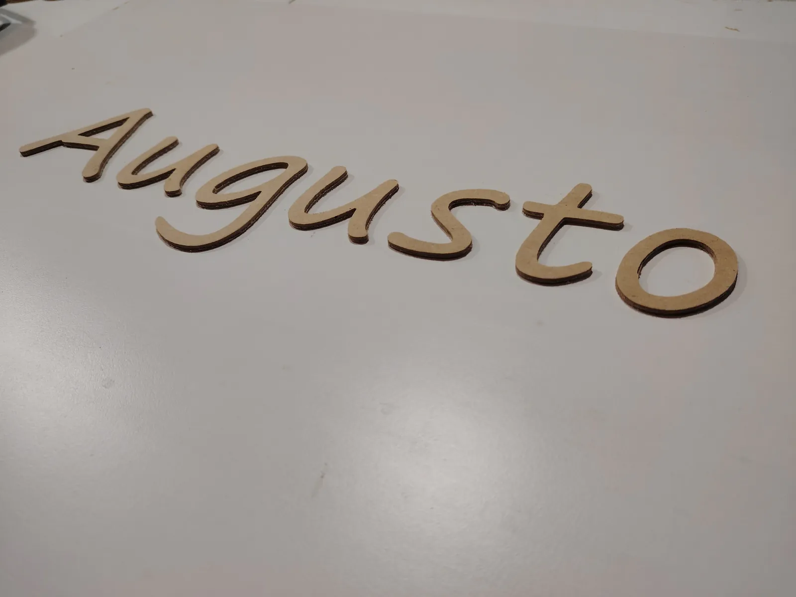 Nombre en letra cursiva cortado con router CNC en placa cruda, pieza hecha en nuestro taller de General Roca
