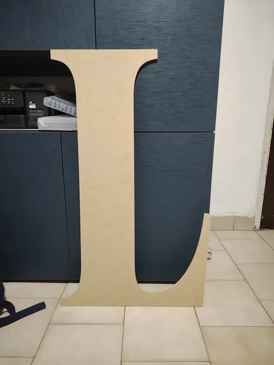 Letra corpórea L gigante para casamiento, de tipografía con serifas, cortada con router CNC en nuestro taller de General Roca