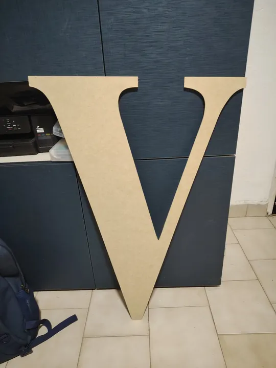 Letra corpórea V gigante para casamiento, cortada en placa cruda con router CNC en nuestro taller de General Roca