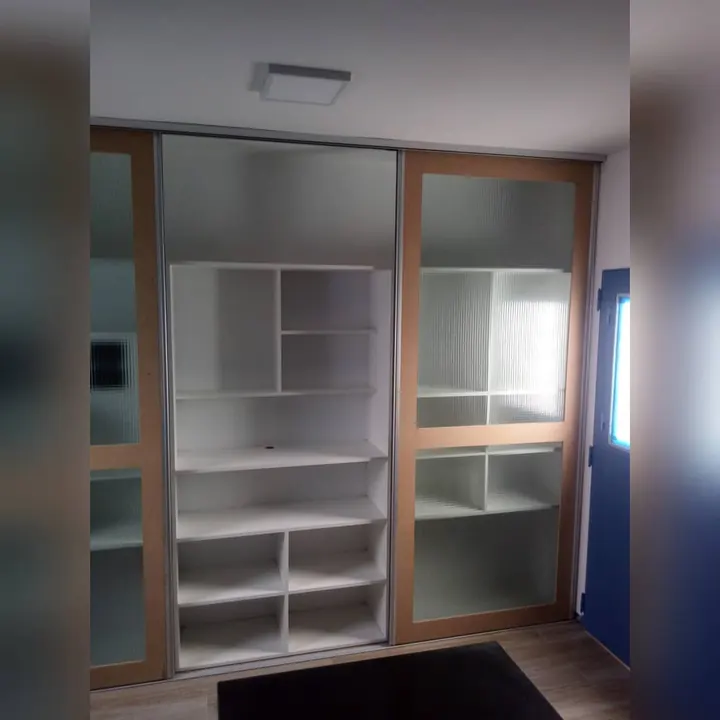 Despensero de cocina a medida con puertas de vidrio y estantes blancos de distintas alturas, fabricado en nuestro taller de General Roca