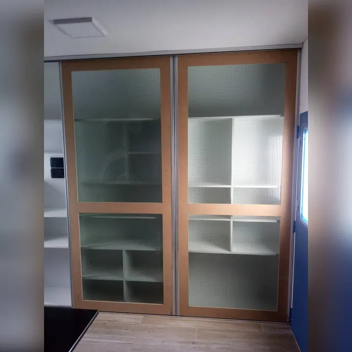Despensero de cocina a medida con dos puertas de vidrio translúcido y marco en tono madera, fabricado en nuestro taller de General Roca