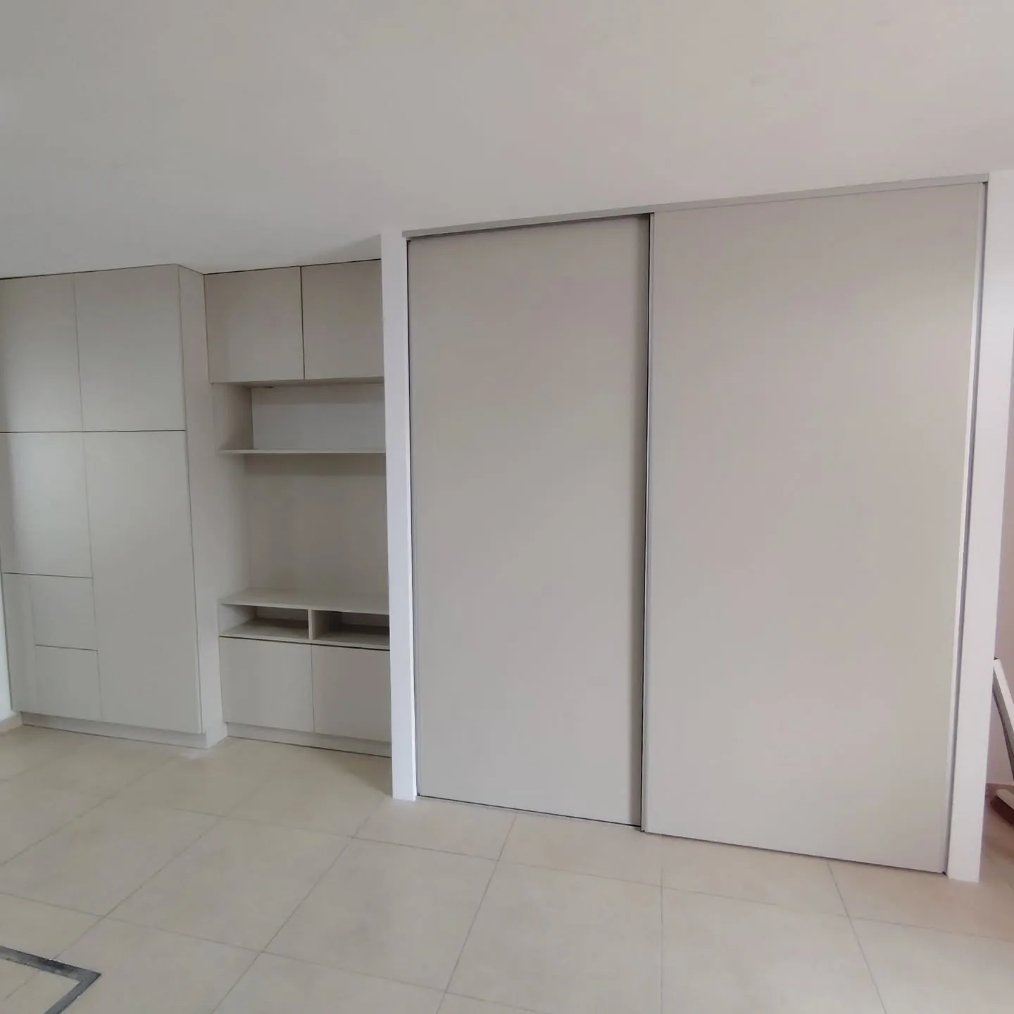 Mueble para garage a medida en melamina blanca con módulo de puertas altas, estantes abiertos y dos puertas grandes, fabricado en nuestro taller de General Roca