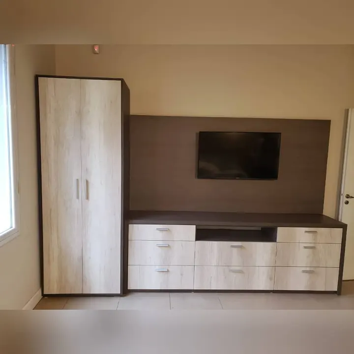 Vista frontal de mueble a medida con columna de dos puertas, panel de fondo y rack con nicho central, fabricado en nuestro taller de General Roca