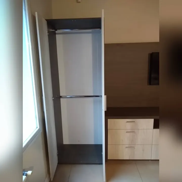 Columna de guardado con barral para colgar ropa junto a un rack de TV a medida, fabricada en nuestro taller de General Roca