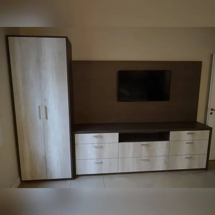 Mueble a medida con rack para TV, cajonera, panel de fondo y columna de guardado, fabricado en nuestro taller de General Roca