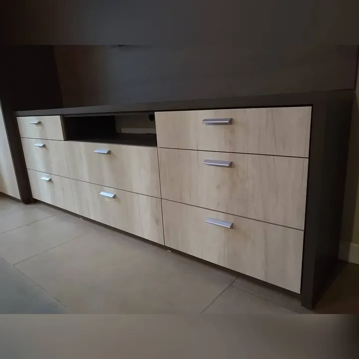 Mueble a medida con estructura oscura y cajones en madera clara, combinación de dos colores de melamina fabricada en nuestro taller de General Roca