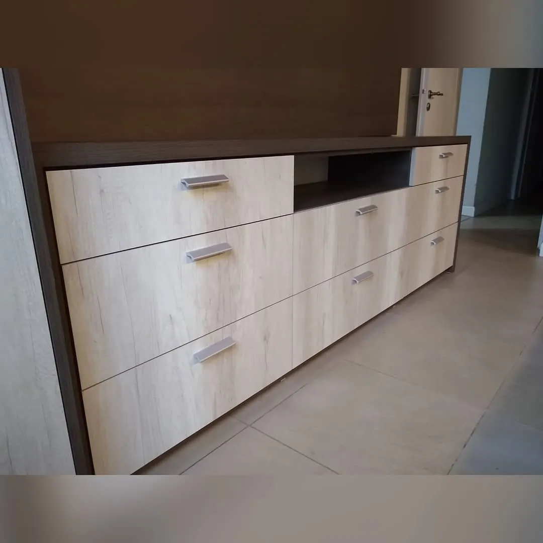 Cajonera de rack a medida con frentes símil madera clara y tiradores metálicos, fabricada en nuestro taller de General Roca