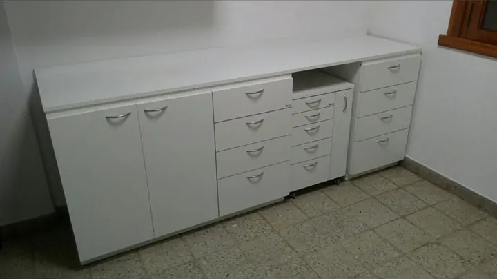 Bajo mesada blanco para consultorio con puertas, cajones y una cajonera móvil guardada debajo de la mesada, fabricado a medida en nuestro taller de General Roca