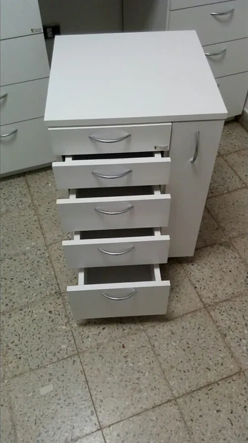 Cajonera blanca con ruedas y cajones abiertos, fabricada a medida en nuestro taller de General Roca, una idea que también sirve para herramientas