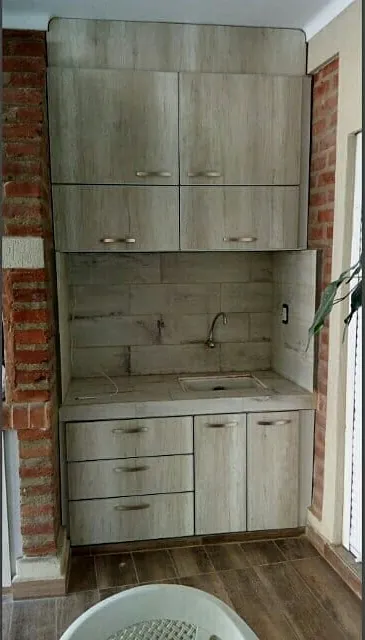 Sector de bacha con cajones, puertas y alacenas en melamina Helsinki, mueble para quincho a medida fabricado en nuestro taller de General Roca