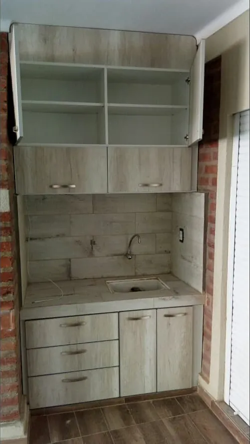 Alacena para quincho en melamina Helsinki con puertas abiertas y estantes blancos interiores, fabricada a medida en nuestro taller de General Roca