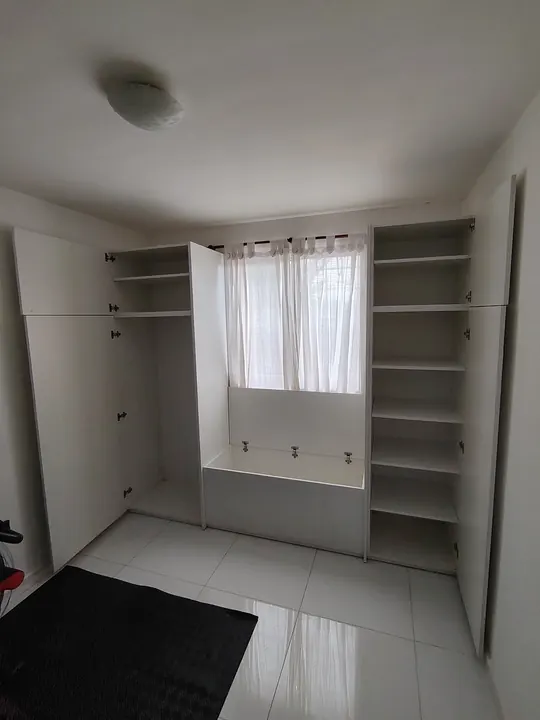 Placard y estantes alrededor de una ventana, 2026 · Muebles en Roca, General Roca
