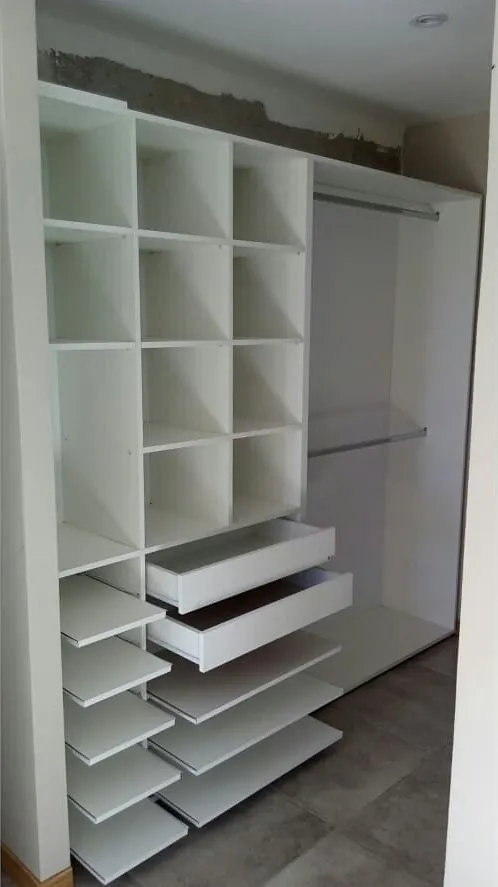 Interior de placard a medida en Lino Blanco con estantes, cajones, zapatero inclinado y barral, fabricado en nuestro taller de General Roca