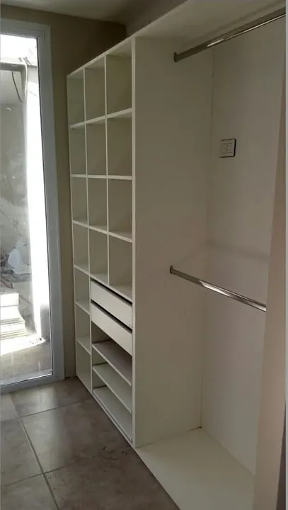 Placard a medida en Lino Blanco con sector de doble barral y columna de estantes, fabricado en nuestro taller de General Roca