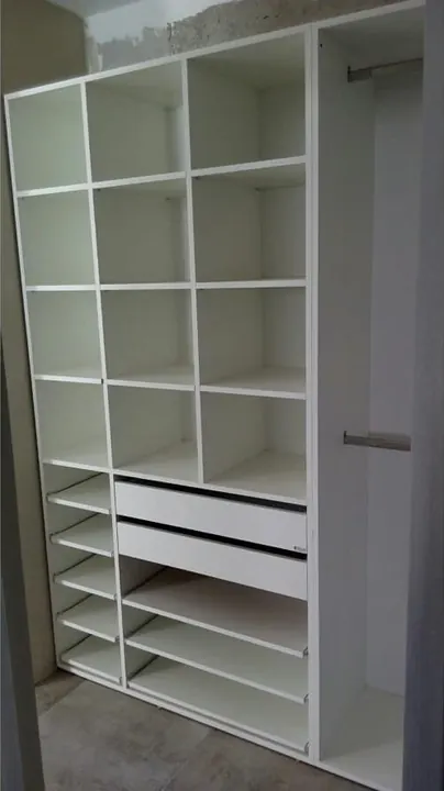 Interior de placard a medida en Lino Blanco con columna de estantes, cajones, zapatero y sector para colgar, fabricado en nuestro taller de General Roca