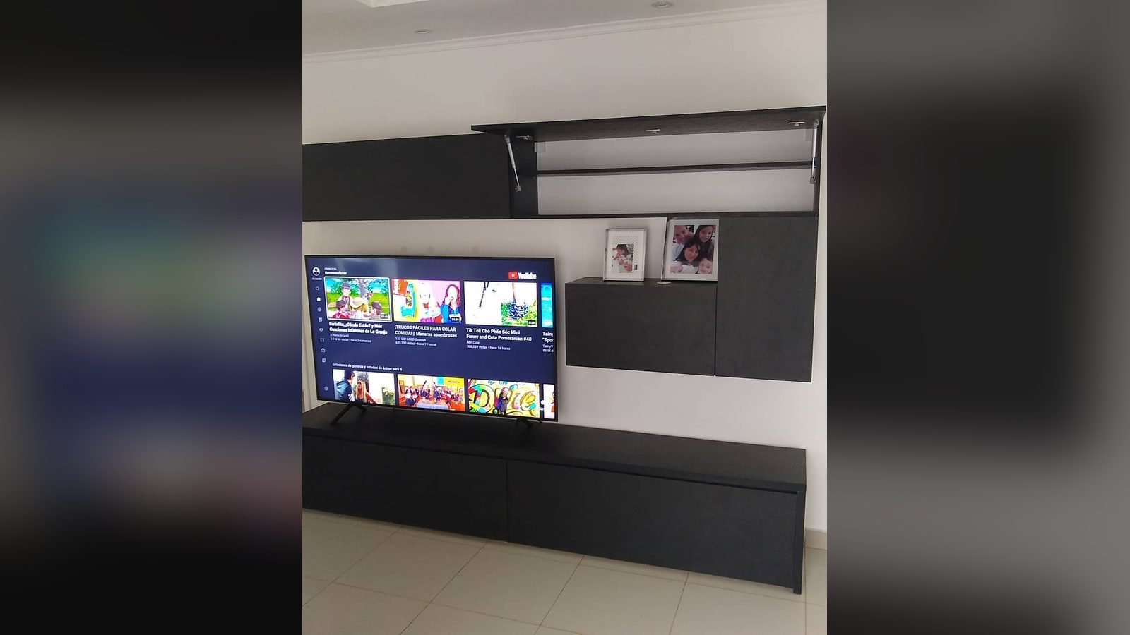 Rack de TV y alacenas en melamina Lino Negro, un color oscuro con textura símil tela, fabricados a medida en nuestro taller de General Roca