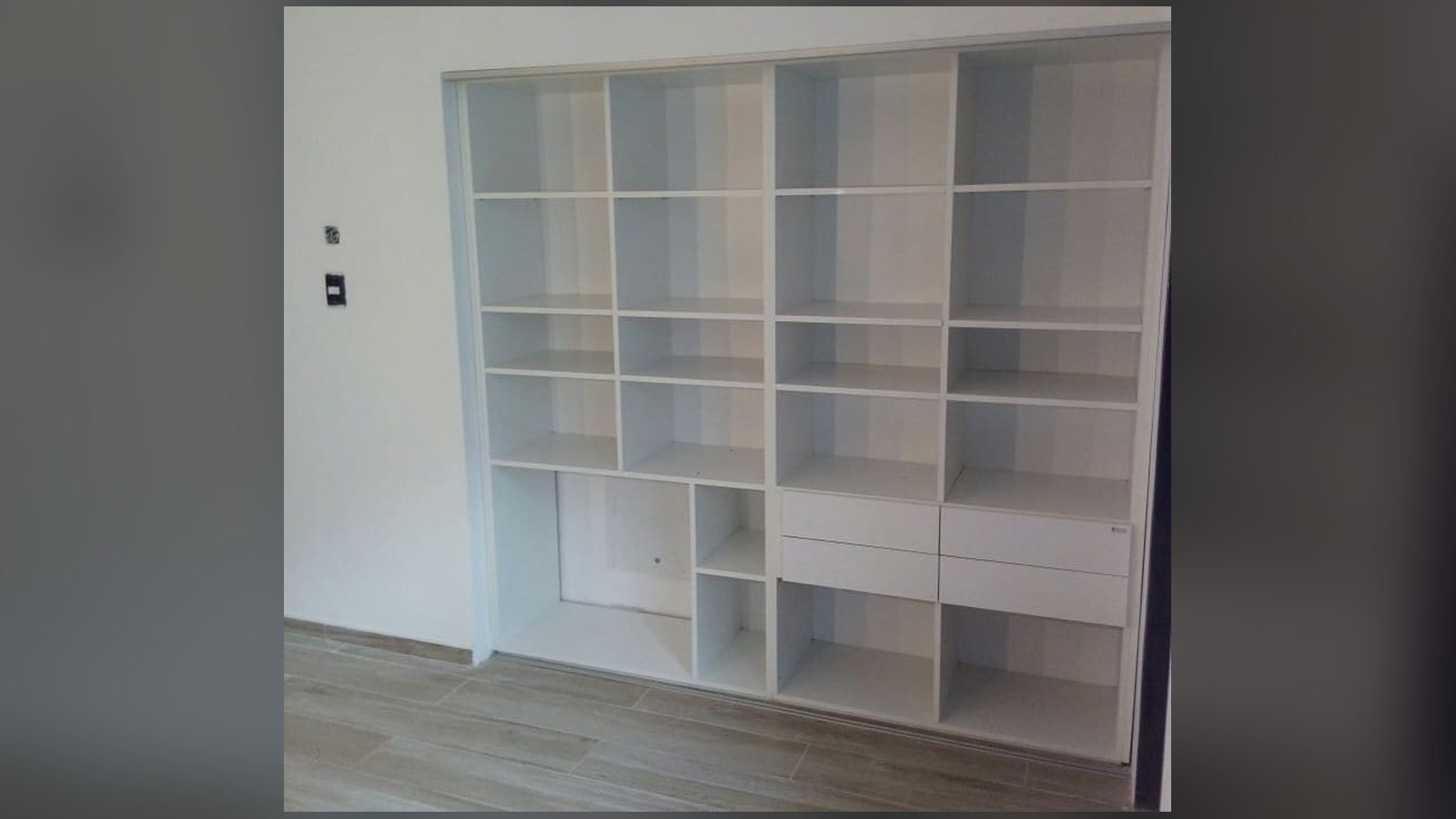 Mueble de guardado blanco a medida que ocupa un nicho de pared a pared, fabricado en nuestro taller de General Roca