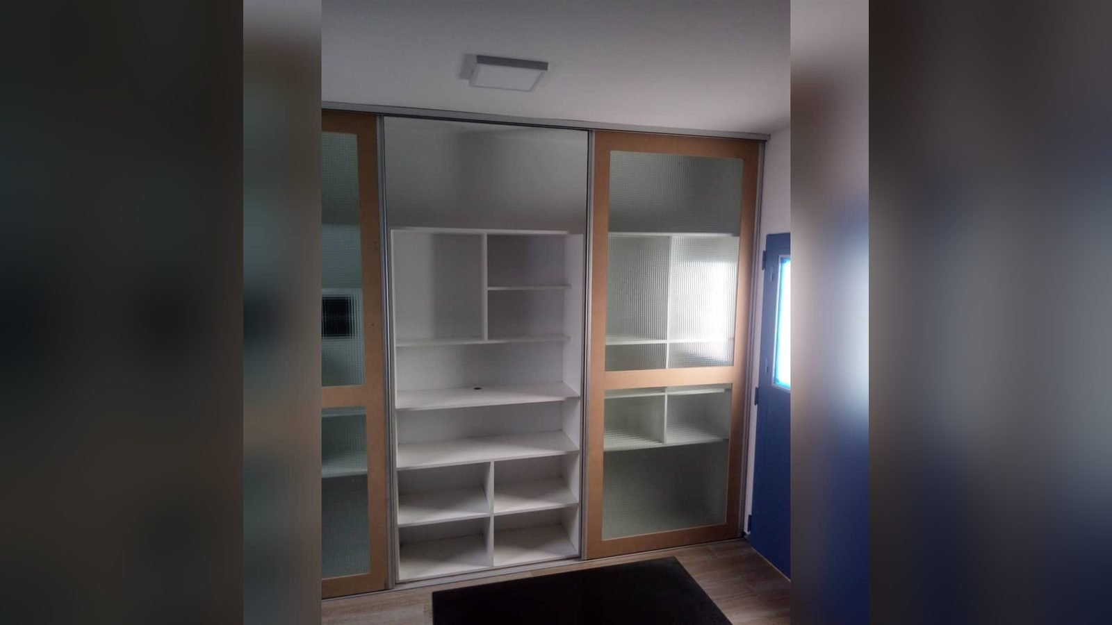 Despensero de cocina a medida con puertas de vidrio y estantes blancos de distintas alturas, fabricado en nuestro taller de General Roca