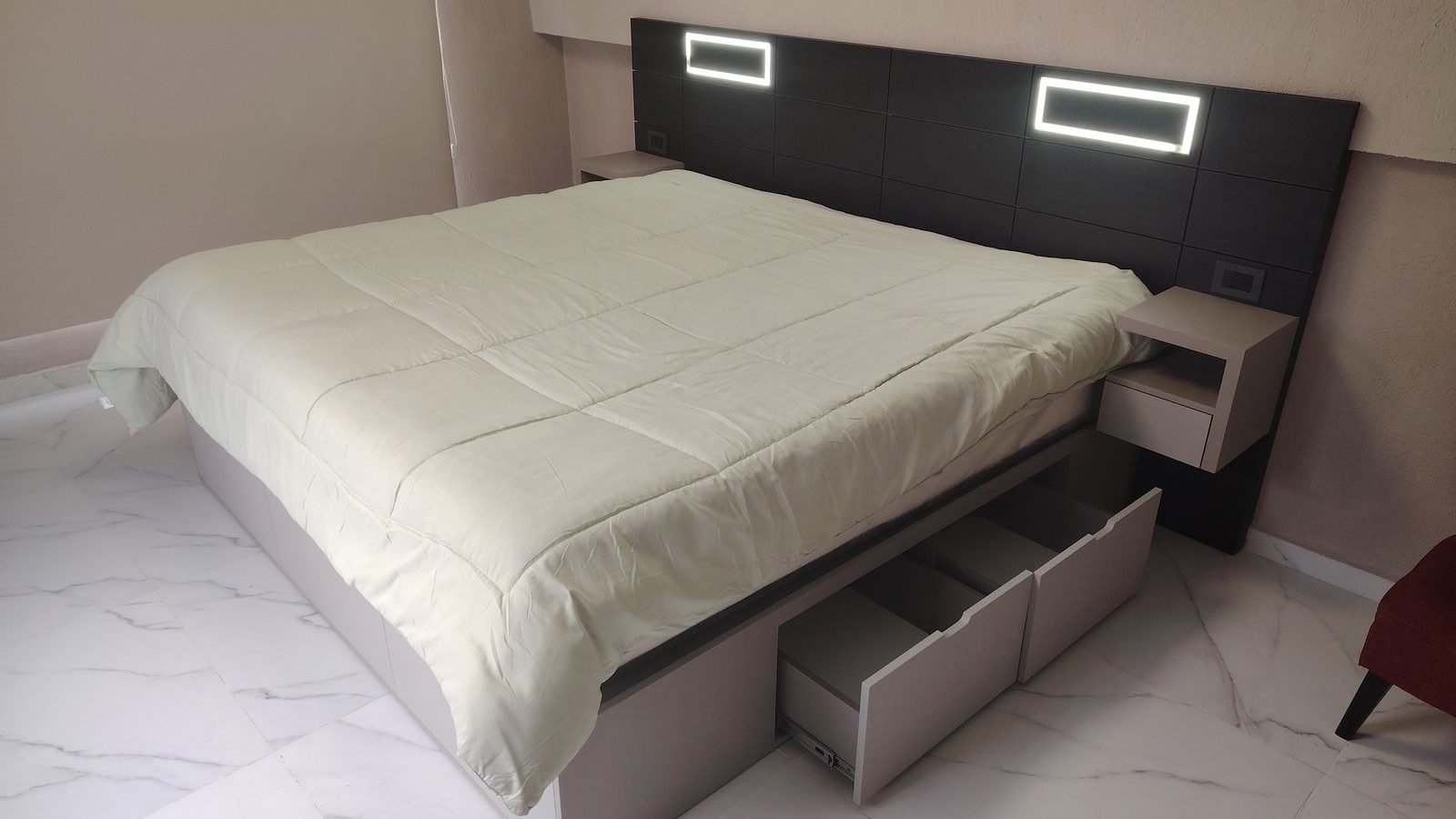 Respaldo de cama con luz LED, mesas de luz flotantes y cama con cajones a medida, fabricados en nuestro taller de General Roca