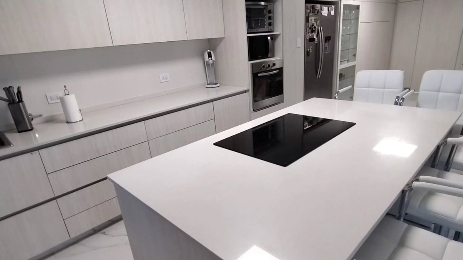 Cocina integral en melamina Venezia símil madera clara con isla y anafe, fabricada a medida en nuestro taller de General Roca