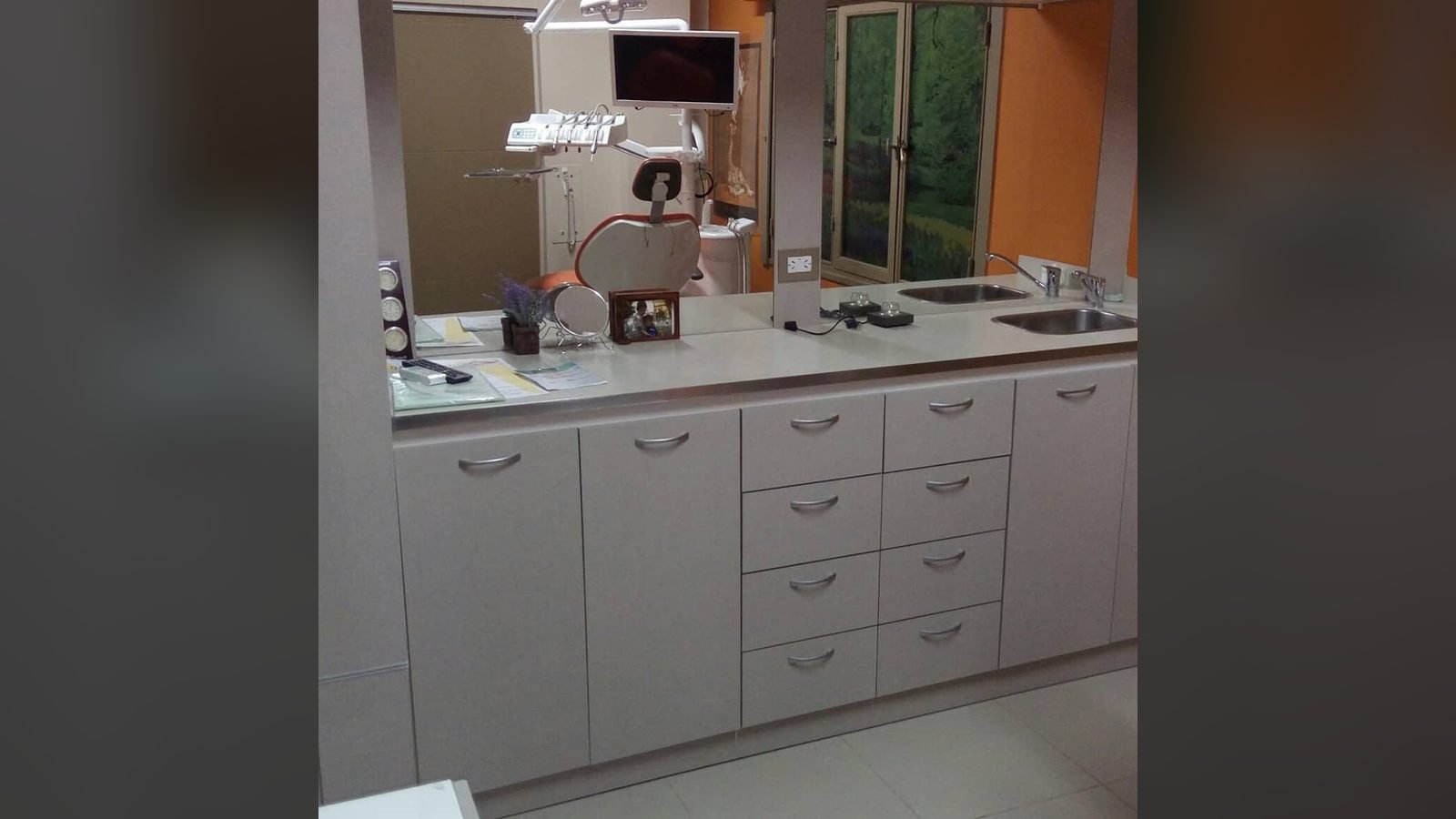 Muebles para consultorio odontológico a medida en melamina Seda Giorno con mesada, bachas y cajoneras, fabricados en nuestro taller de General Roca