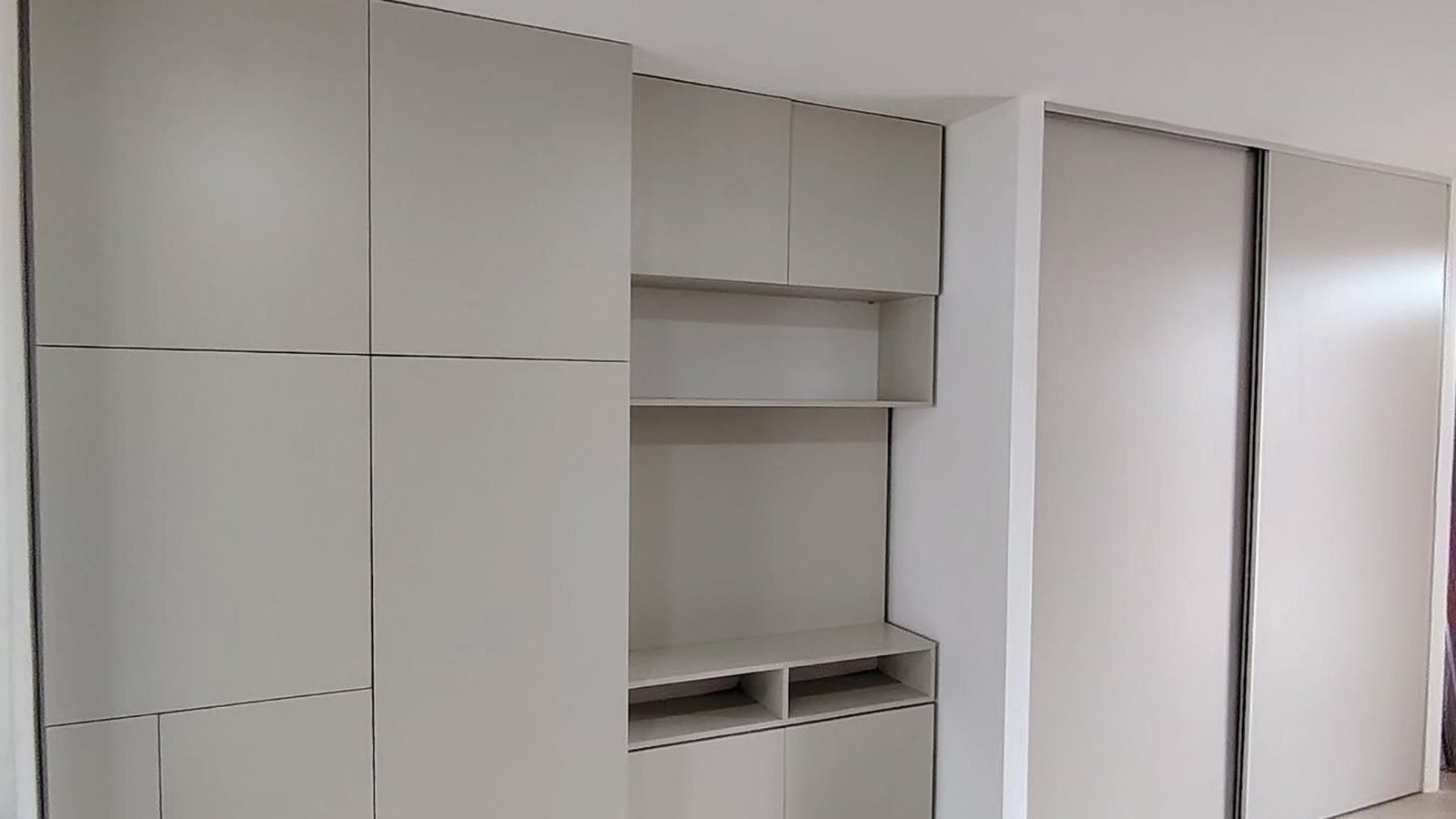 Mueble para garage a medida con puertas altas, estantes abiertos y guardado de piso a techo, fabricado en nuestro taller de General Roca