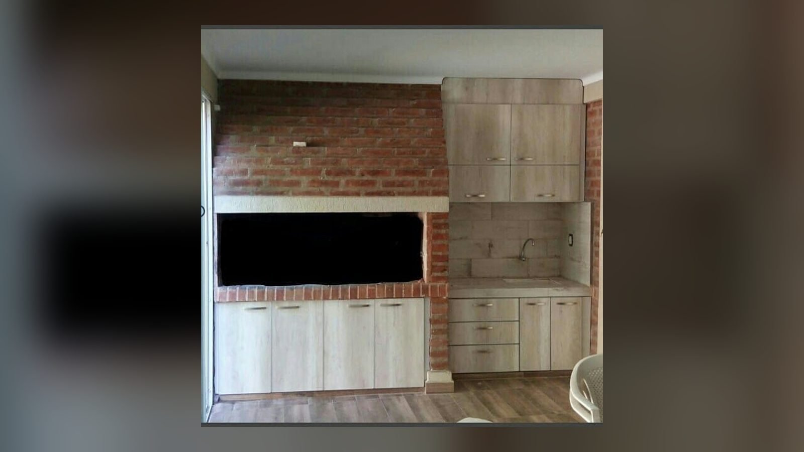 Muebles para quincho a medida en melamina Helsinki junto a una parrilla de ladrillo, fabricados en nuestro taller de General Roca