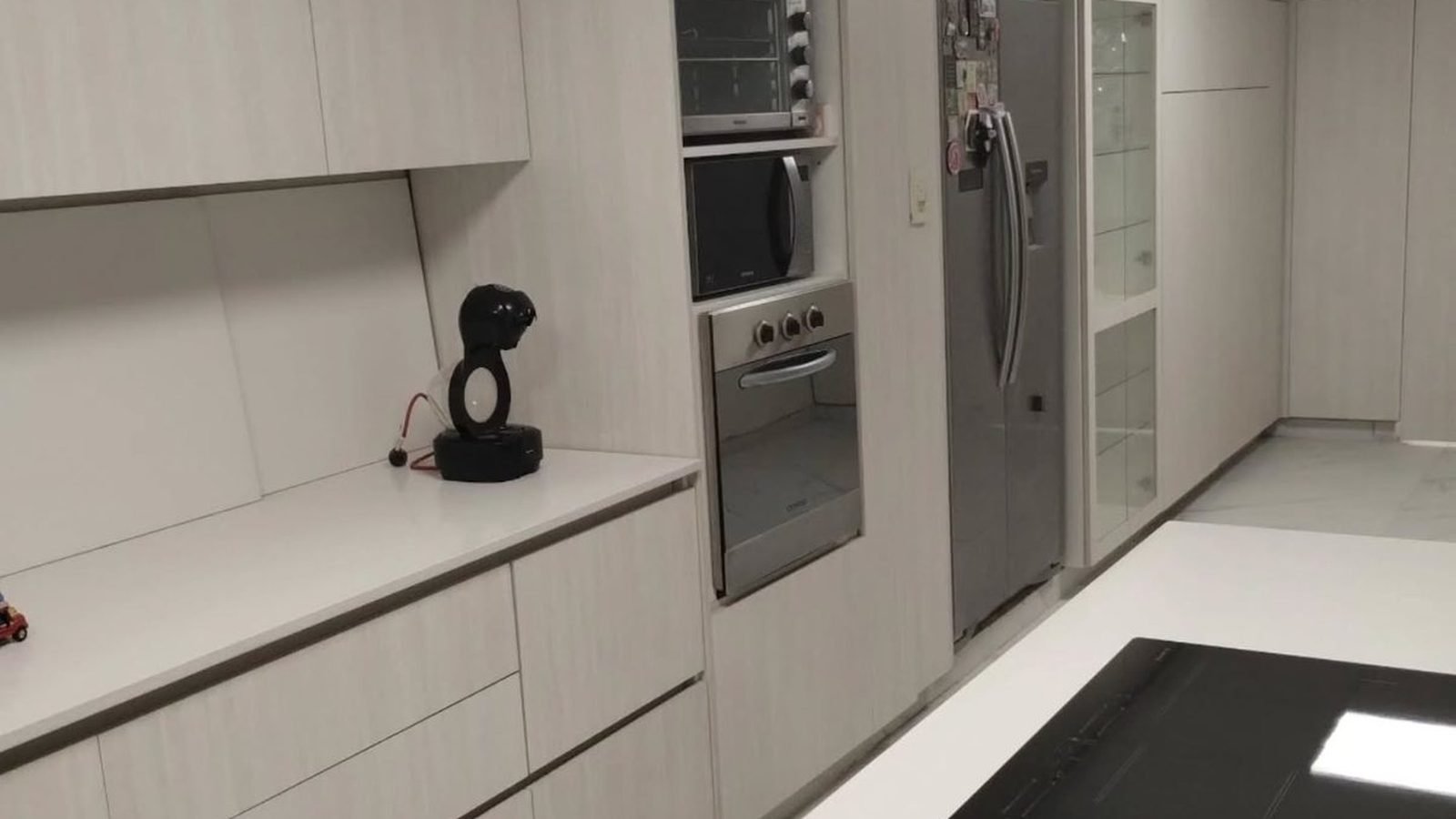 Cocina integral a medida con push open, frentes lisos sin tiradores en melamina Venezia, fabricada en nuestro taller de General Roca