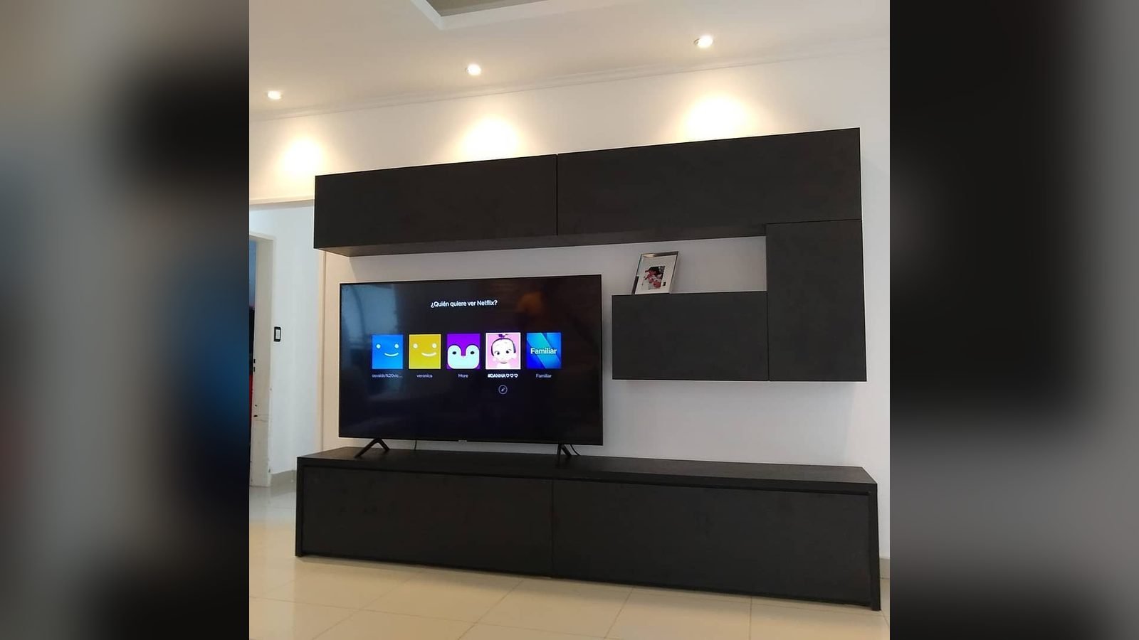 Rack de TV a medida con alacenas flotantes en melamina Lino Negro, fabricado en nuestro taller de General Roca