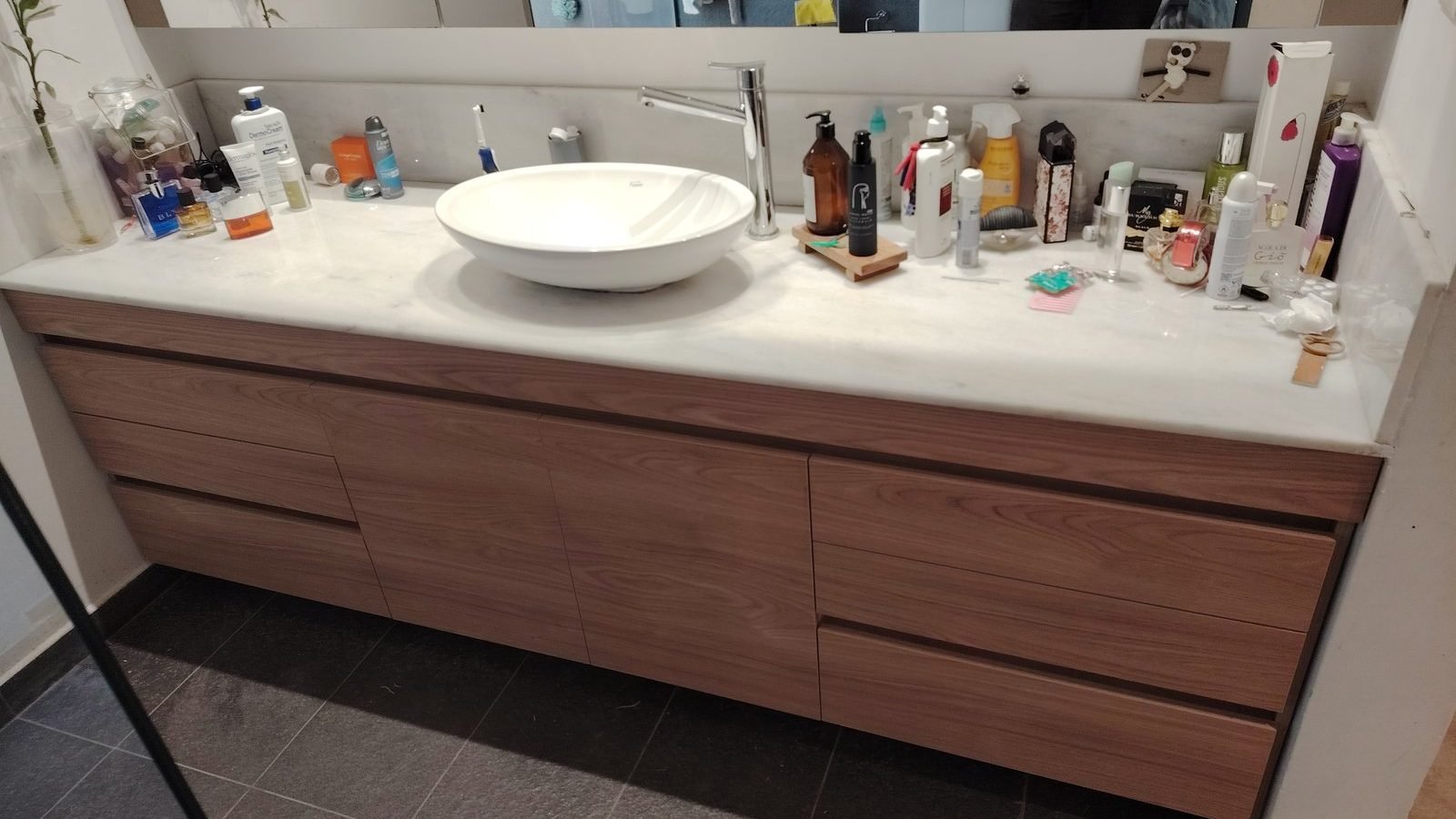 Vanitory a medida en fibromelamina Faplac en tono madera con cajones y puertas bajo una mesada blanca con bacha de apoyo, fabricado en nuestro taller de General Roca