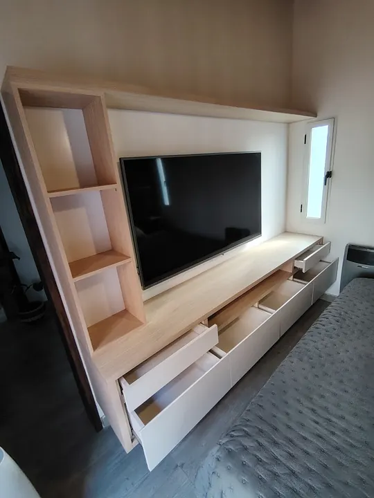 Rack de TV a medida con estantes laterales y cajones