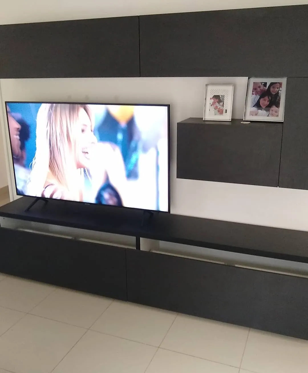 Detalle de rack de TV y alacenas flotantes en Lino Negro con estante para portarretratos, mueble a medida fabricado en nuestro taller de General Roca