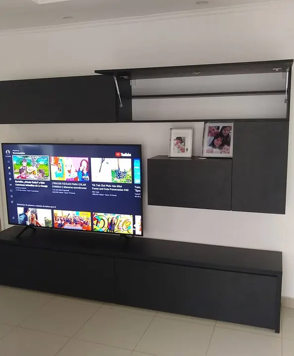 Rack de TV y alacenas en melamina Lino Negro, un color oscuro con textura símil tela, fabricados a medida en nuestro taller de General Roca