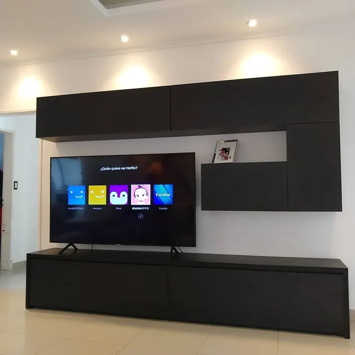 Rack de TV a medida con alacenas flotantes en melamina Lino Negro, fabricado en nuestro taller de General Roca